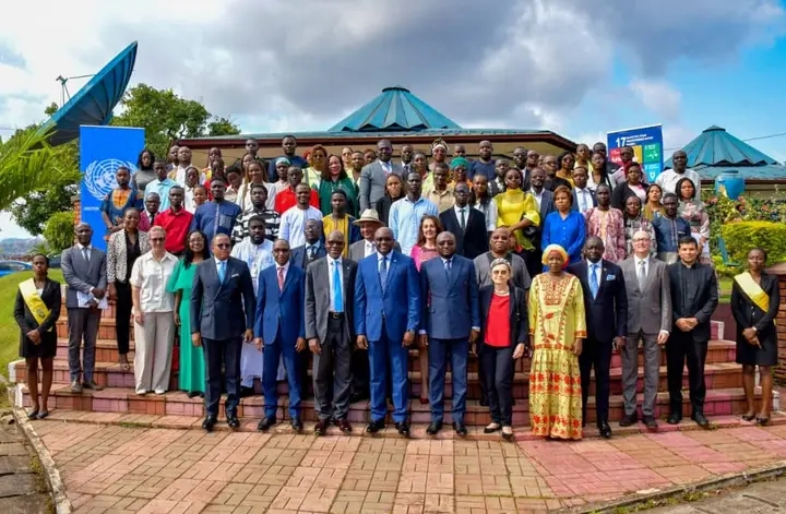 Photo de famille au siège de l'IRIC à Yaoundé